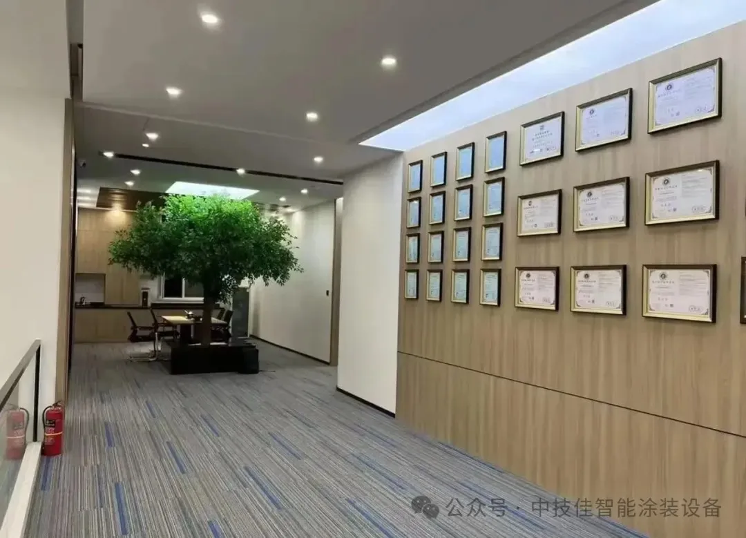 公司办公区域与荣誉墙