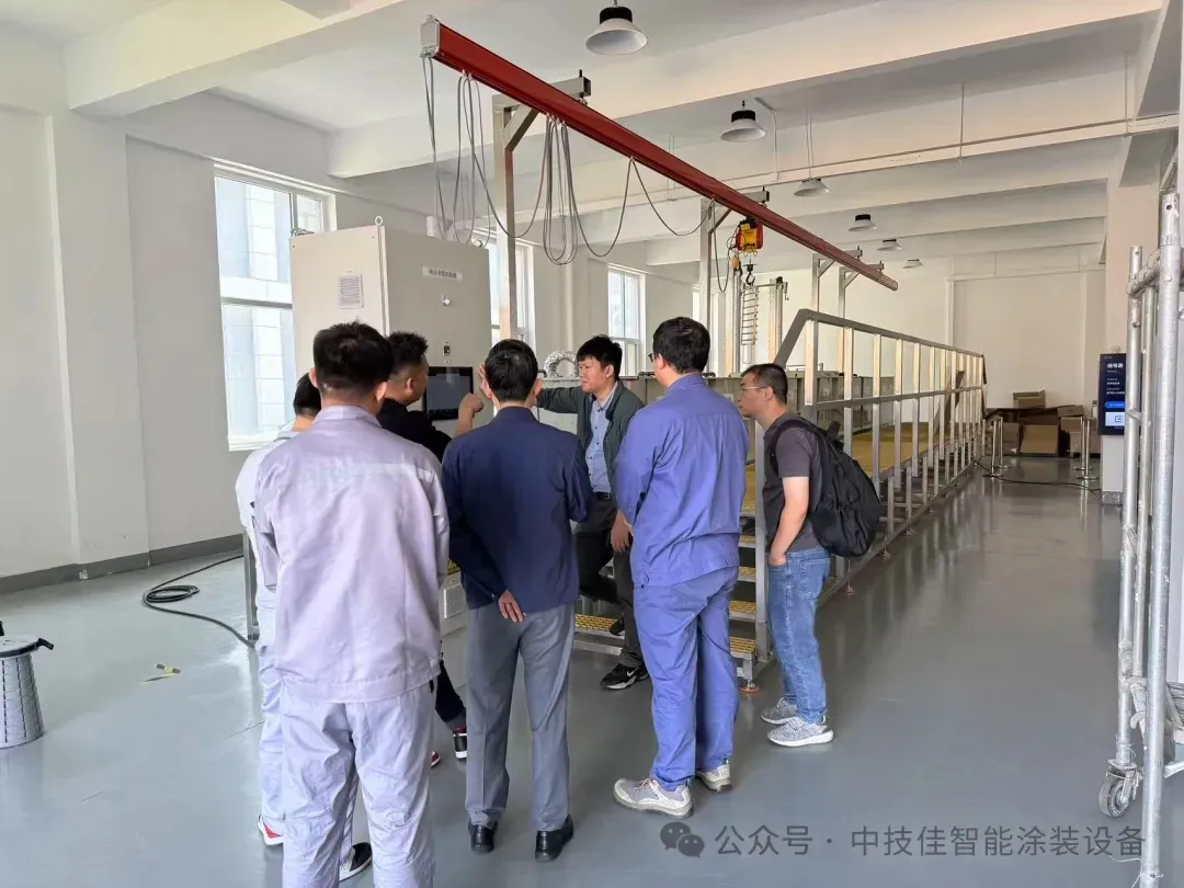 机器人精准喷涂单元作业